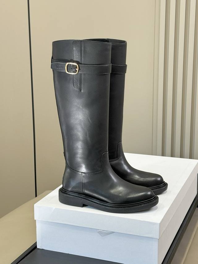Celine 秋冬凯旋门长靴新品 膝下的高度，轻松驾驭的！ 小粗跟很稳妥，舒适度不用担心呀！凯旋门Logo压印，简单但不乏精致感！ 小牛皮鞋面，意大利进口牛皮底