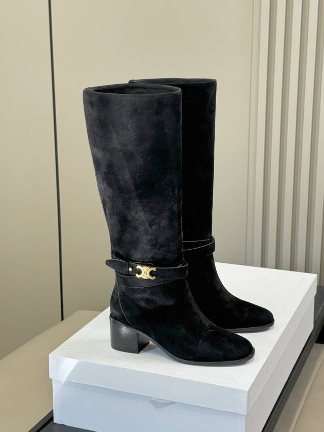 Celine 秋冬凯旋门长靴新品 膝下的高度，轻松驾驭的！ 小粗跟很稳妥，舒适度不用担心呀！凯旋门Logo，简单但不乏精致感！ 小牛皮鞋面，意大利进口牛皮底！