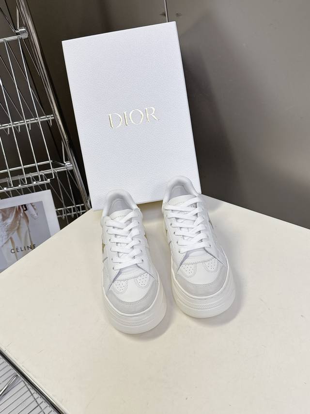 Dior迪奥新款松糕鞋厚底休闲鞋 太古汇Rmb10700购入开发 这款Dior Star运动鞋延续经久不衰的轮廓，采用牛皮革精心制作，所以上脚会特别的舒服哦 饰