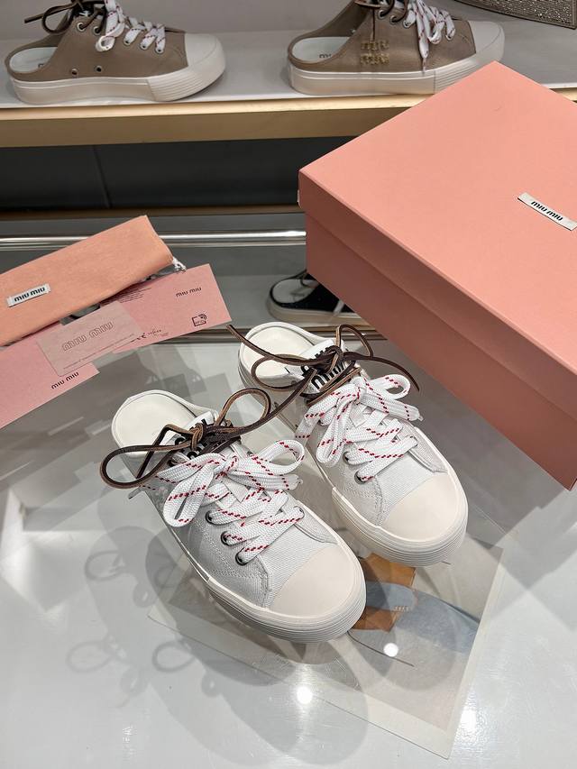 Miumiu缪缪春夏走秀款饼干鞋，包头运动鞋， 简约的运动板鞋设计，极具辨识度的鞋舌，打造佛系甜美的休闲风~~上脚气场十足随意搭配，长裙，短裙，短裤，穿出与众不