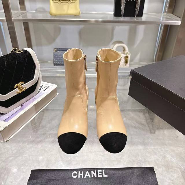 Chanel官网同步上新！秋冬新款短靴，珍珠跟经典拼接 小羊皮+羊猄 祼靴，跟高5Cm 码数35-42 40 41 42不退不换