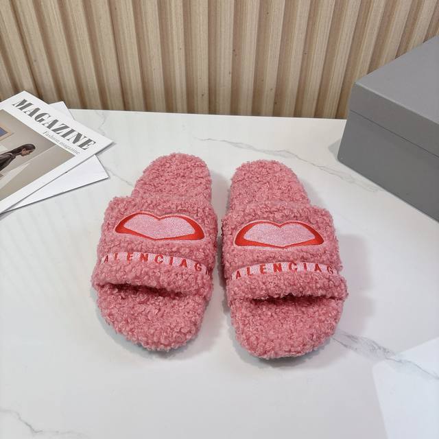 薄底 Balenciaga 巴黎世家25Ss 秋冬潮品 毛拖 鞋面字母图案、电绣徽标刺绣工艺！高级感满满当当！上脚特别漂亮 面料：羊卷毛 非常柔软舒适 鞋底：原