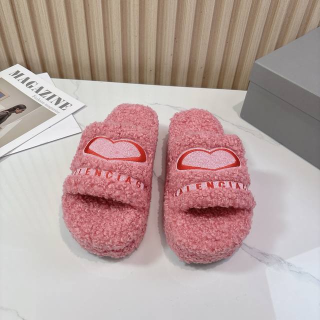 厚底 Balenciaga 巴黎世家25Ss 秋冬潮品 毛拖 鞋面字母图案、电绣徽标刺绣工艺！高级感满满当当！上脚特别漂亮 面料：羊卷毛 非常柔软舒适 鞋底：原