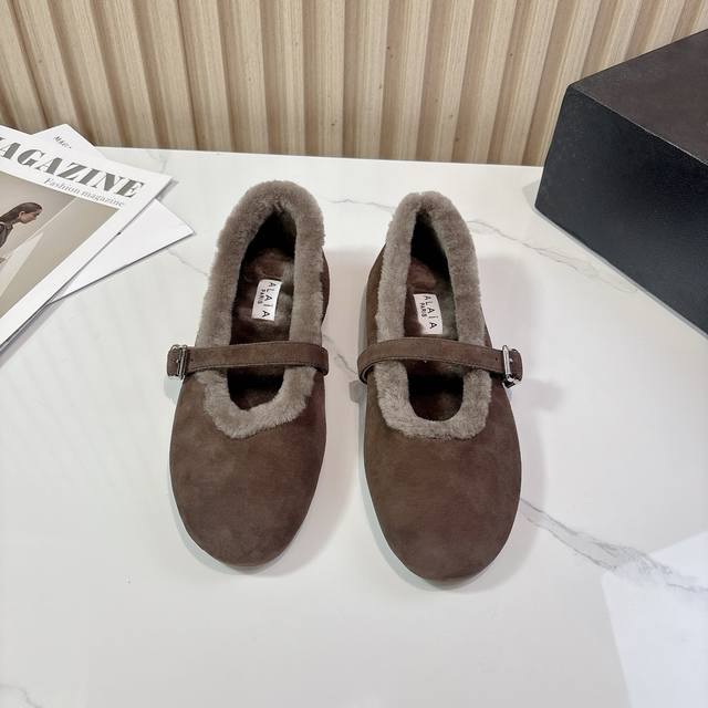 Alaia｜阿莱亚25Wf新品玛丽珍毛毛鞋 当凛冽的寒风宣告冬日的到来 一双温暖又时髦的鞋子就成了时尚达人们的心头好 这双毛毛鞋正是这个季节不可错过的时尚单品