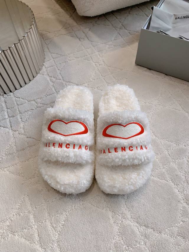 出厂价p Balenciag*新款厚底毛毛拖鞋 拉长腿部线条犹如踩在云朵般的感觉 超级舒适 经典百搭款 尺码35-39 40 41 42定做