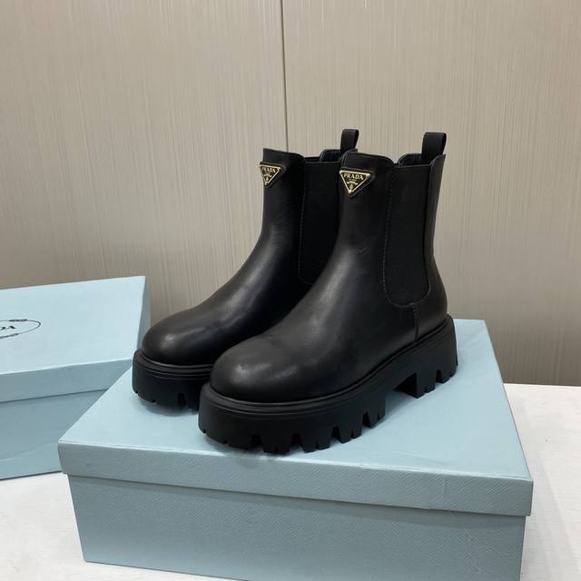 出厂价p 新品普拉达 秋冬走秀款靴子 太古汇原版购入爆拆复刻 鞋子上脚很轻便，走路舒适度都很赞 运用三角标设计风格值得拥有 鞋型韵味超赞，非常有特色的设计感 辨