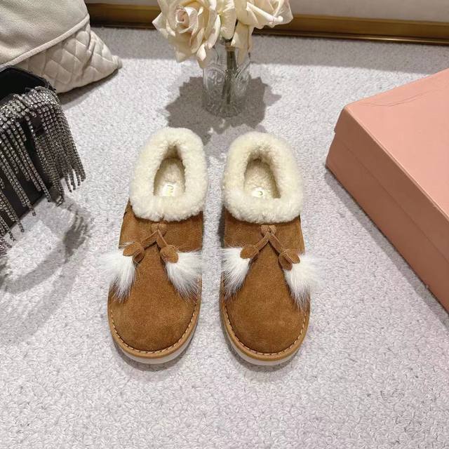 高版本 Miu Miu缪缪 韩里韩气超火小土豆雪地靴升级版来啦！ 其独特的浅口设计，轻松搭配各种服饰，无论是休闲的牛仔裤还是可爱的裙子，都能展示出恰到好处的时尚