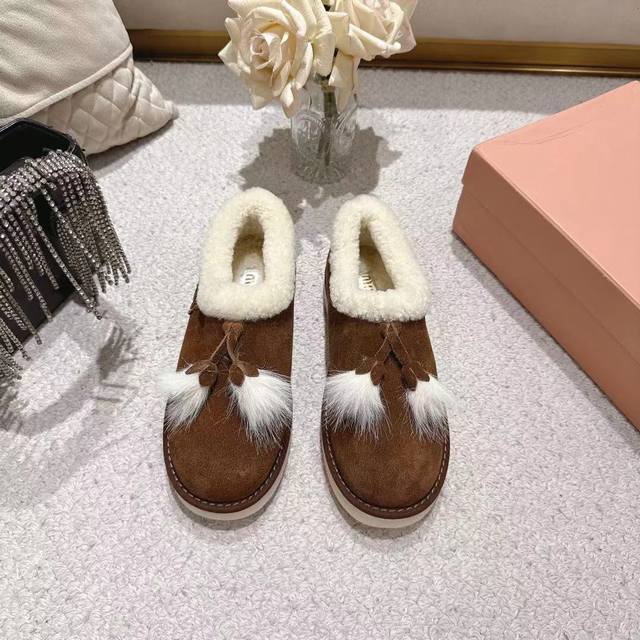 高版本 Miu Miu缪缪 韩里韩气超火小土豆雪地靴升级版来啦！ 其独特的浅口设计，轻松搭配各种服饰，无论是休闲的牛仔裤还是可爱的裙子，都能展示出恰到好处的时尚