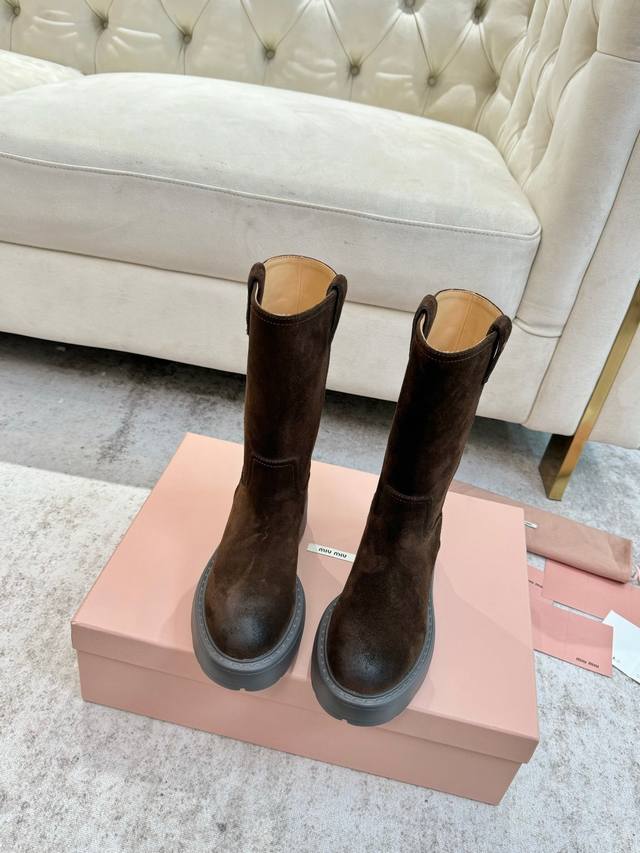 顶级版本 Miumiu顶级货 面料：二软丝光牛反绒 内里：孟加拉水软牛皮 大底：独家开模Ip发泡超轻 市场做的是老款底很重 码数：35-39 40定制不退换