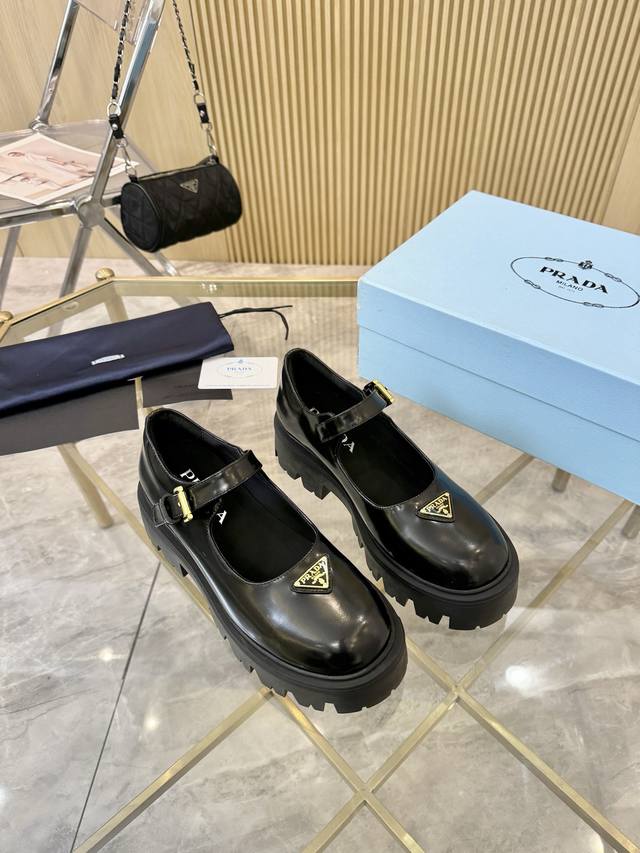 prada 25Ss新款厚底玛丽珍｜时髦人的本命单鞋来啦！ 谁说玛丽珍只有甜美？ 普拉达这次把它变成酷感十足的氛围感利器！ 复古齿轮厚底｜悄悄增高 走路却超稳