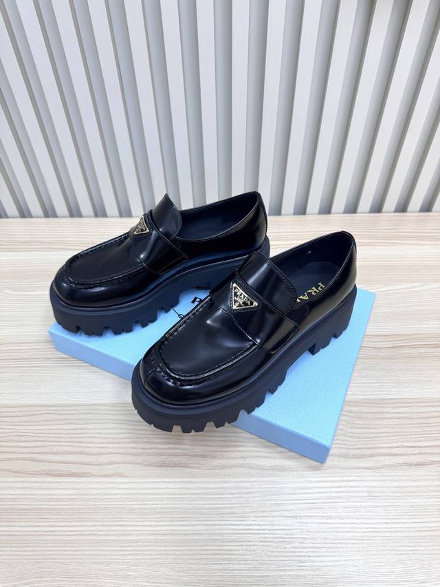 prada 普拉达23 最新厚底乐福鞋 火爆系列 演绎都市风尚 设计彰显功能性与科技感 新颖压花橡胶三角形徽标展现品牌标志性元素 全牛皮鞋面，上脚无敌舒服的潮牌