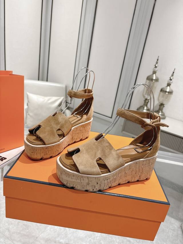 真 矮子乐｜爱马仕新款松糕凉鞋柜上同步 这双真的绝了！不会穿高跟的姐妹有福了 6.5Cm厚底直接拉腿！增高不跩脚，走路像平底鞋一样稳♀ 原版牛皮+进口羊皮内里，