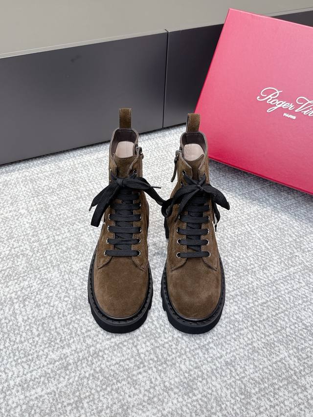 代购级 Roger Vivier2025S秋冬官网推出经典大方扣单鞋原版1:1复刻，刘雯 唐嫣众多明星上脚，无论搭配裙装裤装休闲不失优雅，今年秋冬必买款之一 面