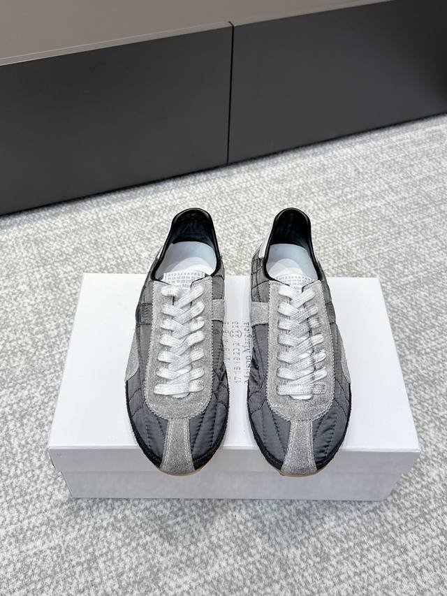代购级 Maison Margiela 25Ss秋季新款 Mm6马吉拉 情侣款薄底运动鞋 新款Sprinters运动鞋轮廓采用做旧感尼龙与复古处理麂皮制成 灵感