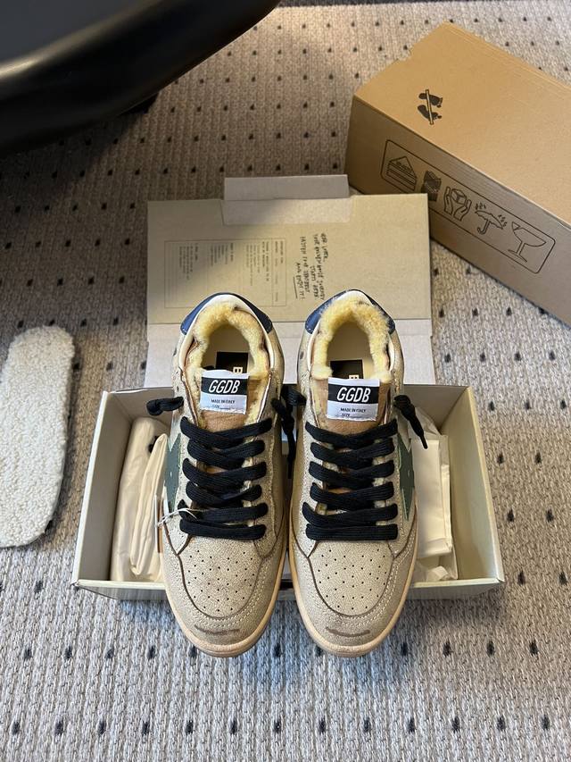 顶级品质 Ggdb 脏脏鞋毛鞋 Ootd 可爱的真羊羔毛 这几天被Ggdb Ballstar系列羊毛小脏鞋种草了，赶紧来分享给你们 狠狠爱了，隐形增高拒绝被调侃