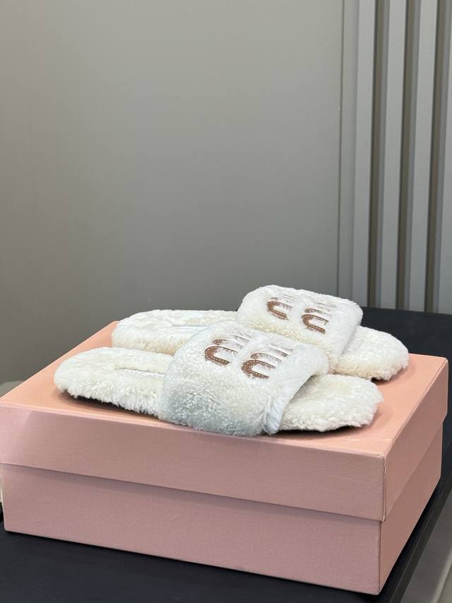顶级品质 Miu Fw25 New Arrival-～ Miu家25秋冬羊毛拖鞋新品 皮毛一体材质，踩云朵感觉Nice呀 又好看又保暖，必入单品 Size 35