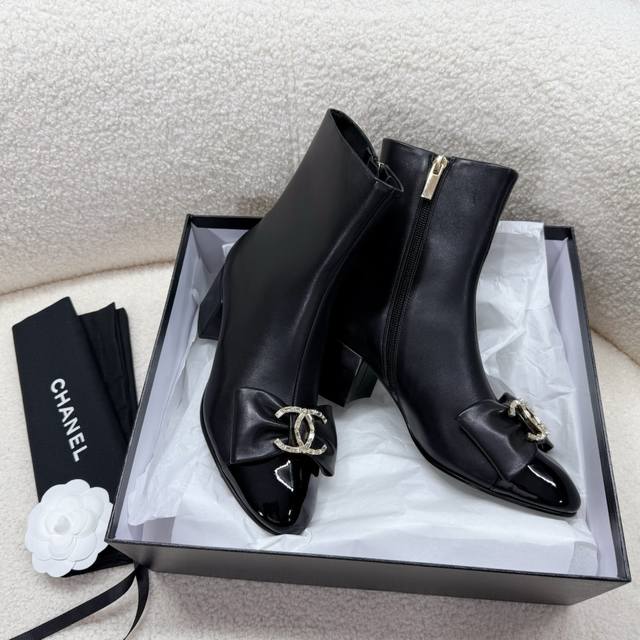 chanel~~香奶奶系列短靴，超级经典百搭款，宝宝们最爱的增高神器，完美拉伸腿部视觉效果，超级瘦腿瘦脚 原版进口工艺真皮大底 丝绒 牛皮两种面料 水钻蝴蝶结经