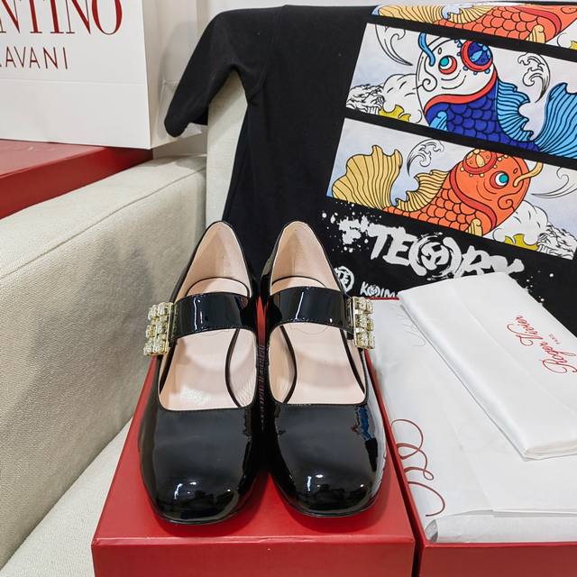 roger Vivier 钻扣芭蕾舞鞋Rv玛丽珍单鞋 由Belle Vivier,系列汲取灵感，TrèS Vivier以新意设计令人一见倾心。以手工制成，质感柔