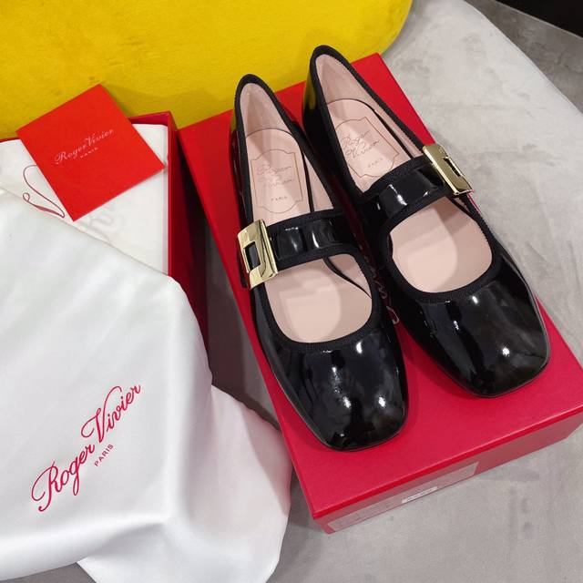 roger Vivier 钻扣芭蕾舞鞋Rv玛丽珍单鞋 由Belle Vivier,系列汲取灵感，TrèS Vivier以新意设计令人一见倾心。以手工制成，质感柔
