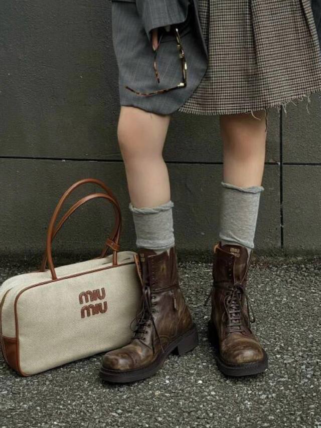 miumiu复古短靴走秀图
