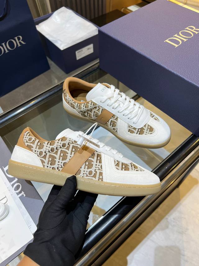 Dior 新款滑板鞋｜经典德训鞋型 情侣必入 这双真的绝了！迪奥出的这款滑板鞋，一上市就火到不行！经典的德训鞋轮廓，百搭又高级，关键是情侣码全！35-45都能配