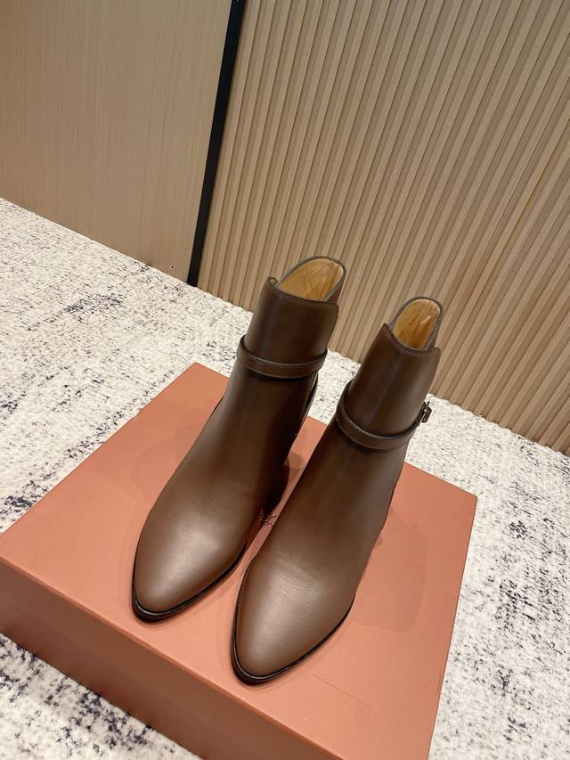高品质： 小众潮牌Loro piana 诺悠翩雅 Lss 秋冬新款粗跟踝靴尖头搭扣高跟短靴！ 这款短靴靴采用自然透亮蜡感牛皮革精制，为都市着装增添优雅气质。其设