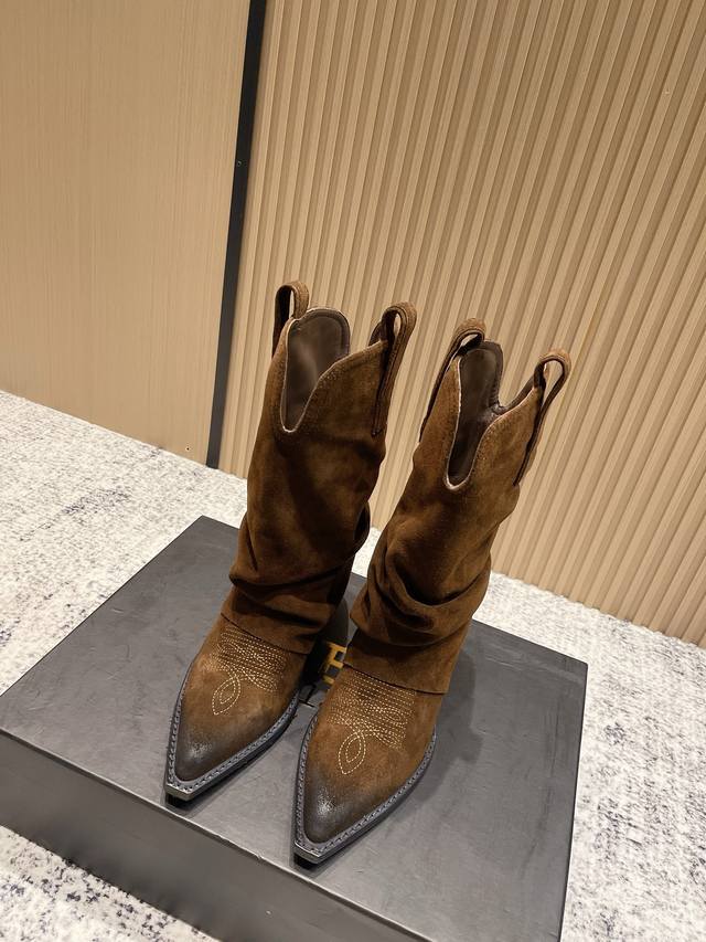 顶级版本： R132025秋冬新款堆堆靴美靴来临一个以朋克摇滚为内核和审美的品牌堆堆靴美出新高度显腿细又不失慵懒酷感酷飒有型对版牛皮 高丝光羊京面料，牛皮内里，