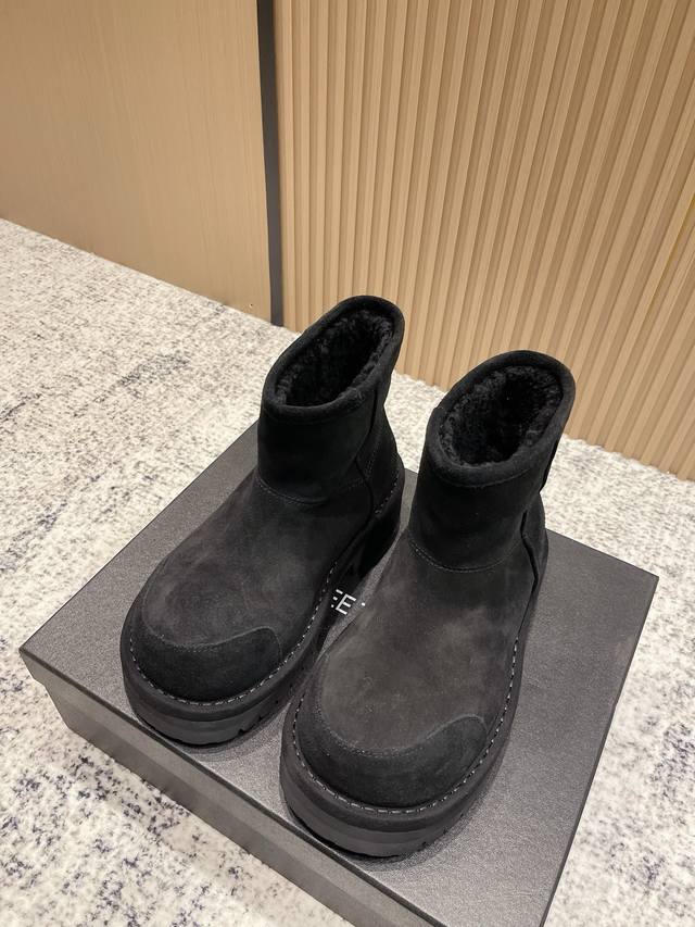 顶级版本： Three Turbo，热门明星单品大头雪地靴 全真真皮真毛雪地靴 面料：优质牛反绒 内里：优质微卷羊毛 大底：防滑耐磨优质原版Tpu防滑耐磨鞋底