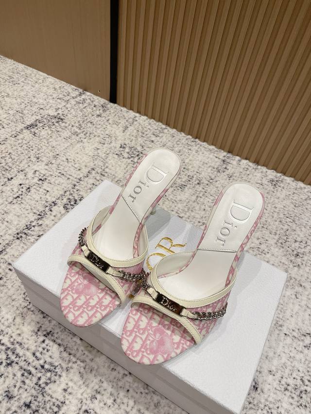 顶级版本： Dior 迪奥 2025春夏走秀新款朋克风格链条五金扣拼色女鞋 Cd明星同款时尚Oblique暗花字母Logo提花刺绣图案圆头露趾高跟后空凉拖鞋 材