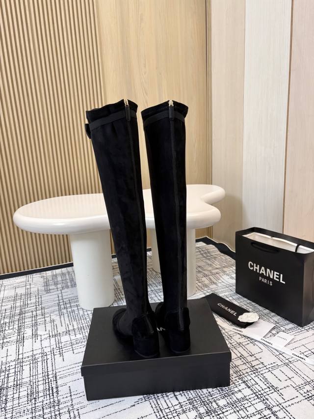 矮 高 Chanel香奈儿小香经典粗跟后拉链短靴 这双靴子巧妙融合品牌标志性元素 以大胆而和谐的拼色设计 打破常规 鞋跟处精致的双C 低调奢华 彰显品牌底蕴 。