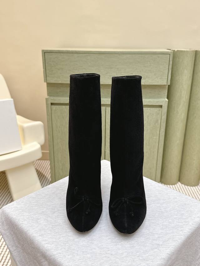 代购级 ｜D0161Alaia 25Wf 秋冬 粗跟 短靴 时髦精的秋冬出街利器 时尚达人都在寻觅一双能兼顾舒适与风格的短靴 而这双短靴 无疑是这个季节的最佳答