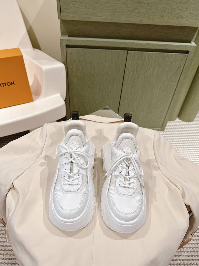 224 Lv Cruise女鞋 Archlight2.0 走秀款女鞋，充满未来感和科技感的设计 不要被它的廓形的外表骗了，增高8厘米！ 并不沉并不沉并不沉重要的