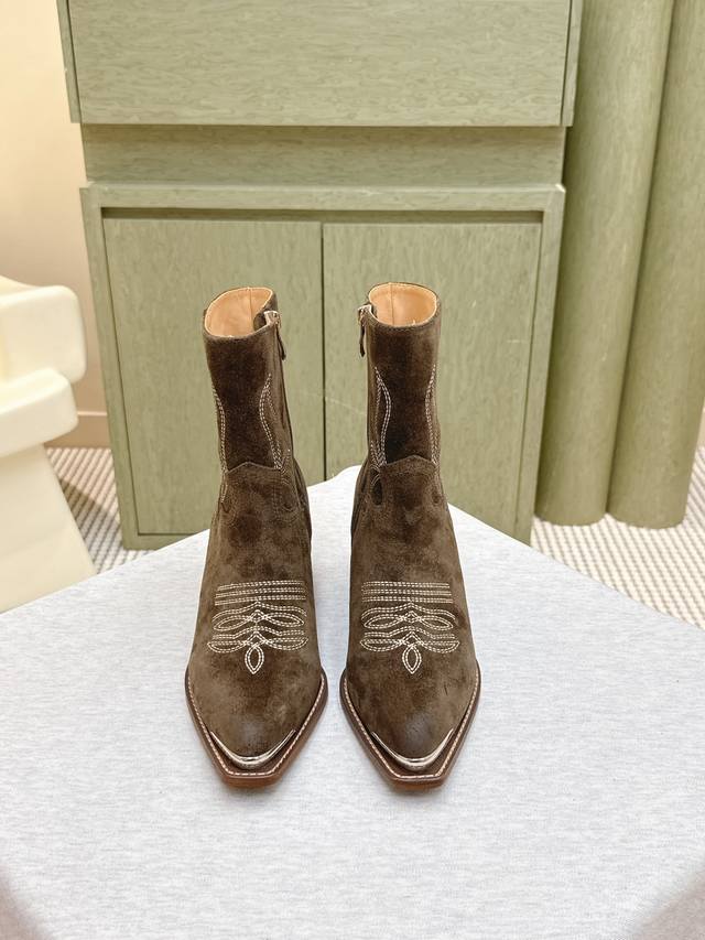 代购级 ｜D0271Celine 赛琳 25Ss秋冬新品 复古粗跟 切尔西 尖头 铁扣短靴 塞琳这一季好看的款式真的是很多 比如这款军靴就很机车风 重点夸夸靴筒