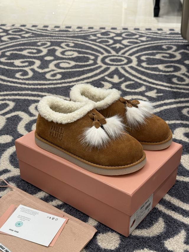 顶级品质 Miumiu Fw25 New Arrival～ Miu家25秋冬流苏雪地靴 羊毛小装饰，好可爱 寒冬里当然少不了皮毛一体材质的温柔呵护 鞋面反绒牛皮