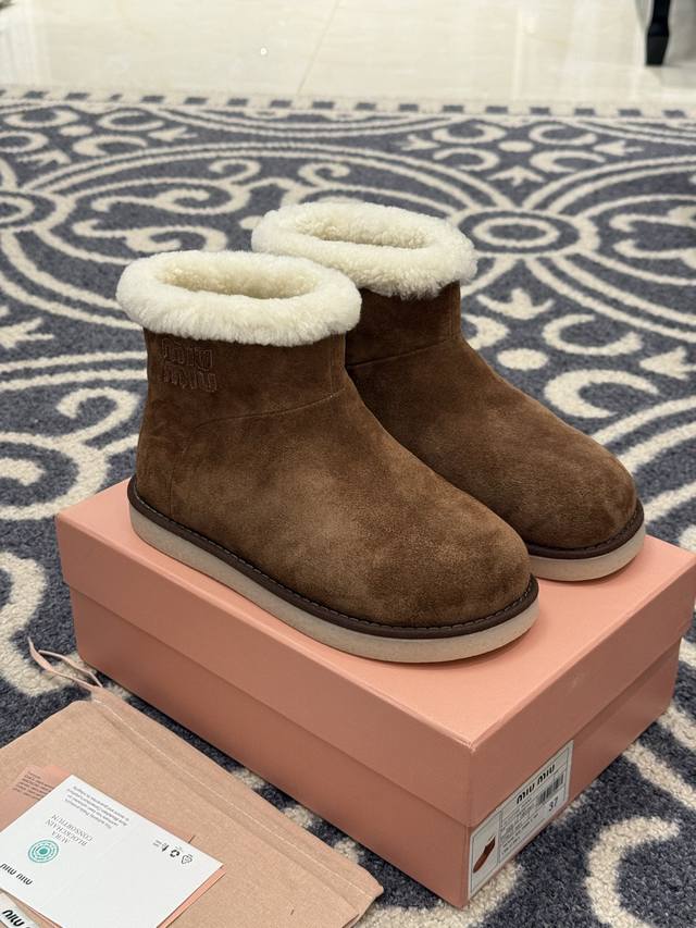 顶级品质 Miumiu Fw25 New Arrival～ Miu家25秋冬雪地靴新品 寒冬里当然少不了皮毛一体材质的温柔呵护 鞋面反绒牛皮，质地细腻温柔， 好