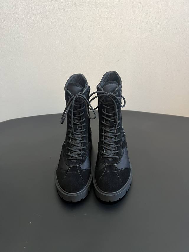 顶级品质 Celine｜25秋冬新品玛格丽特马丁靴 中筒靴型，鞋带可调节，能贴合不同脚型；厚底设计，兼具增高与修饰腿型的效果，让腿部线条更显纤细。橡胶大底，抓地