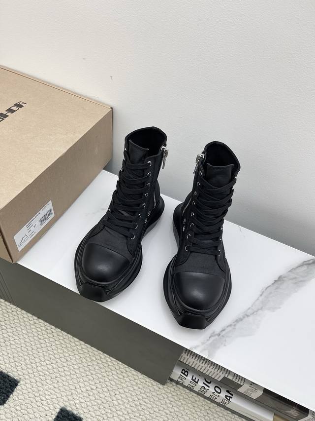 情侣款 矮440高 瑞克欧文斯Rick Owens 25新款 休闲鞋 暗黑系列 高街必备，情侣款！ 这是一款上线就自带话题的鞋款 发售争议不断 这双鞋也可以说是