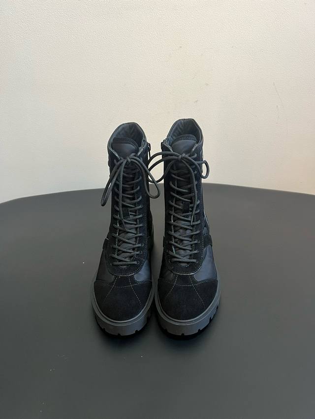 Celin* 秋冬新品玛格丽特马丁靴 中筒靴型，鞋带可调节，能贴合不同脚型；厚底设计，兼具增高与修饰腿型的效果，让腿部线条更显纤细。橡胶大底，抓地力强且耐磨，日