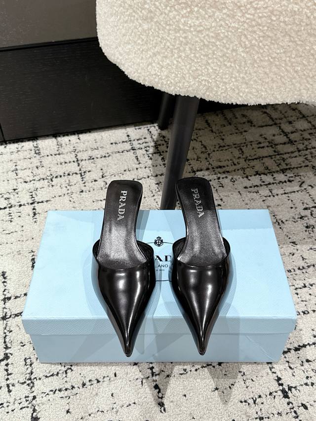 prada 25 走秀款缎面尖头三角跟高跟鞋 法式复古的优雅知性风格 穿上会被惊艳到走不动道！！ 魅力和线条拉满 绿色和橙色明亮又充满活力 真丝丝绸的质感每个女