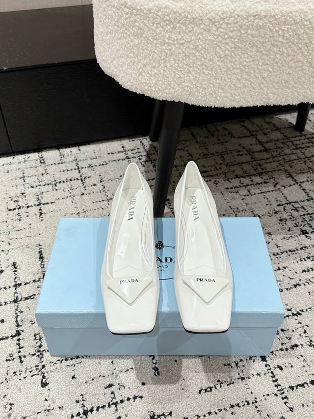 prada 普拉达 25 早春新款 玛丽珍凉鞋 这款后饰带高跟鞋使用优雅，将简约的造型与漆面皮革的精致风范巧妙融合。丝网印花字母徽标提升摩登设计的格调 鞋面：牛