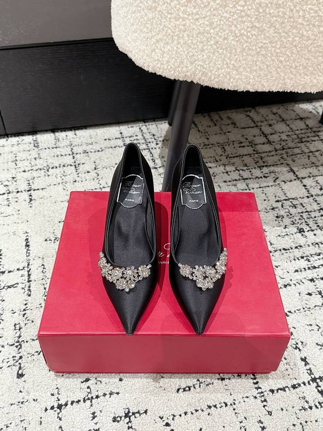 Roger Vivier 25 Ss Rv 新款绸缎水钻半拖 缎面配上如流星一般排列的钻石，让您足尖更加闪耀花型设计偏优雅，就像是将银河繁星穿在脚上 鞋面：真丝