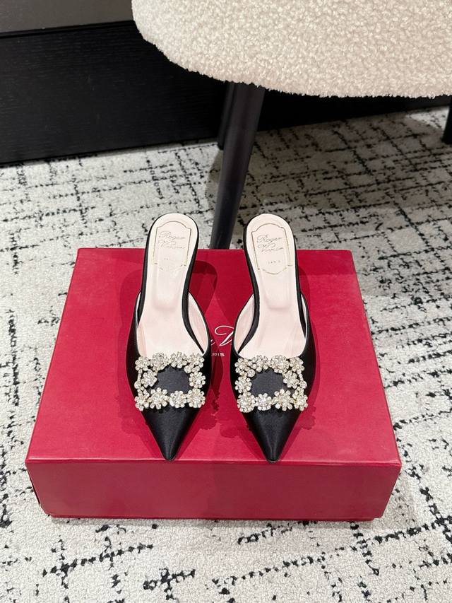 Roger Vivier 25 Ss Rv 新款綢緞水鑽半拖 缎面配上如流星一般排列的钻石，让您足尖更加闪耀花型设计偏优雅，就像是将银河繁星穿在脚上 鞋面：真丝