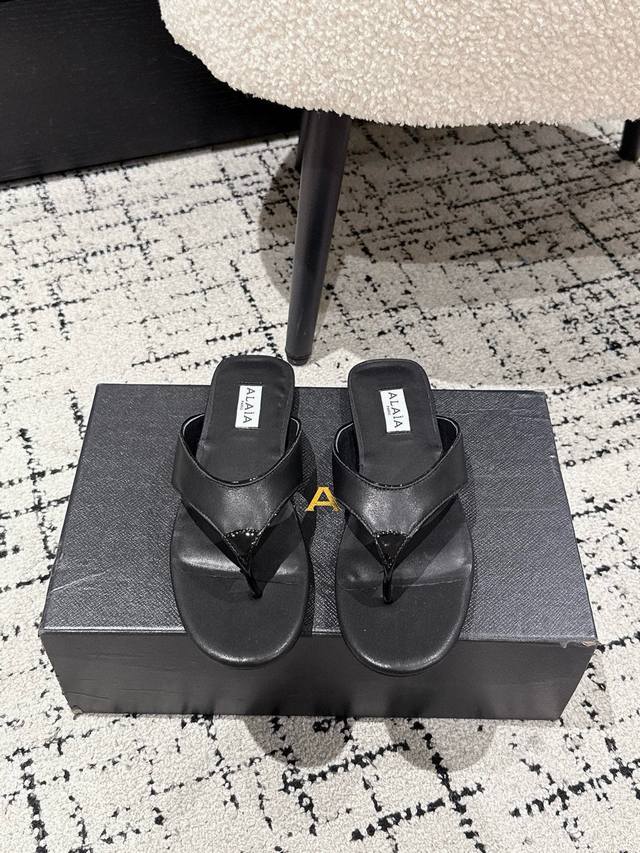 Alaia 25 秋冬新款阿莱亚 人字夹脚凉拖鞋 超级别致的设计有种独特优雅气息的感觉，夹脚的款式隐藏起来 独特风格配上不同款式 夏日的必备时尚单品 ！ 不同风
