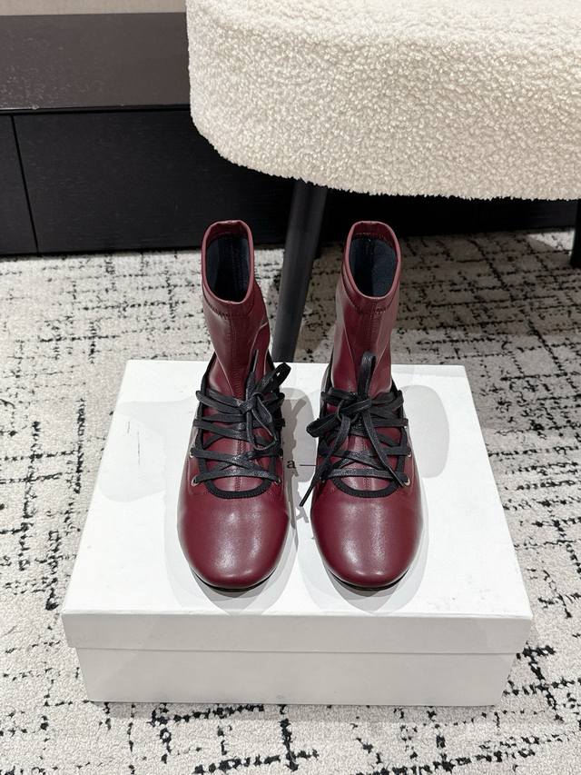paloma Wool 25 新品 系带 平底 短靴 自带“ 时髦滤镜” 的黑靴来咯～ 利落方头+ 经典系带 简约中藏着小心机 适配各种风格 从裙装到裤装 踩上