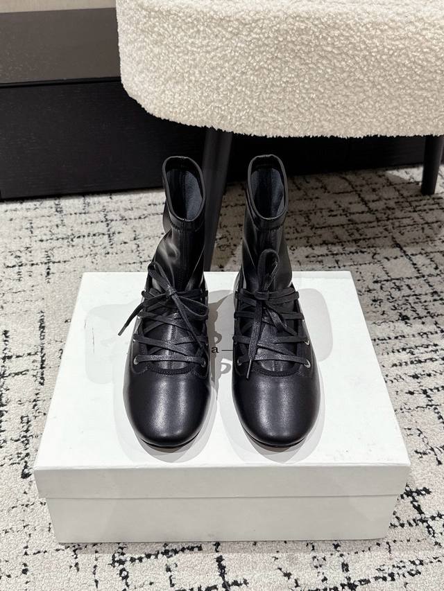 paloma Wool 25 新品 系带 平底 短靴 自带“ 时髦滤镜” 的黑靴来咯～ 利落方头+ 经典系带 简约中藏着小心机 适配各种风格 从裙装到裤装 踩上