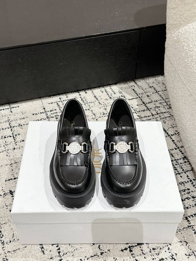Dior 迪奥 25 早春新款 钱币流苏 厚底 乐福鞋 采用黑色小牛皮打造鞋身 搭配白色皮革流苏 展现出撞色的层次感 流苏上点缀了银色幸运星金属圆牌 十分精致