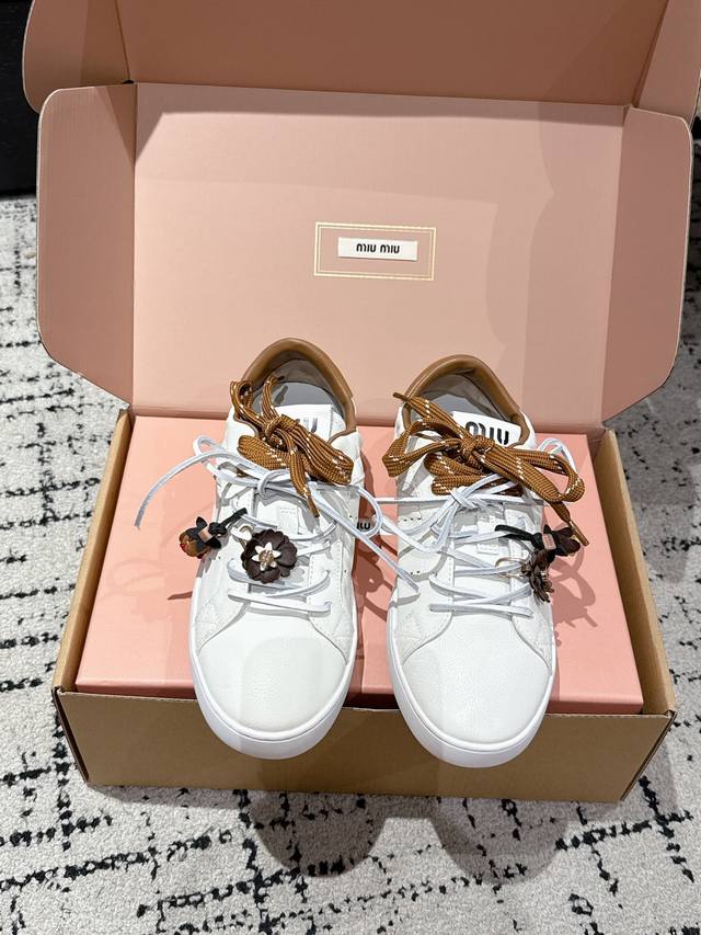 代购级 Miu Miu 缪缪 25 新款英伦风系带 小白鞋 休闲鞋 Miumiu秀场适当独一无二的擦色工艺工艺来自Miu Miu系列的细节特写 新季的潮流要素一