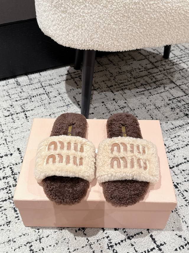 Miu Miu 25 谬谬秋冬新款毛拖 百搭时髦单品！不管居家还是外穿都是品味的象征性！秋冬搭配袜子 那更是太绝太绝了 面料：进口澳洲真羊毛，手感细腻柔软丝滑