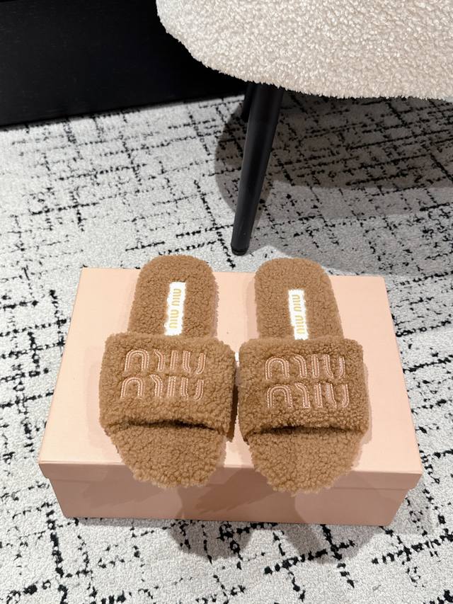 Miu Miu丨繆繆 25 秋冬新品 羊毛拖 不管居家还是外穿都是品味的象征性！ 秋冬搭配袜子 那更是太绝太绝了 鞋面：进口羊毛 垫脚：羊毛 鞋底：原版防滑橡胶