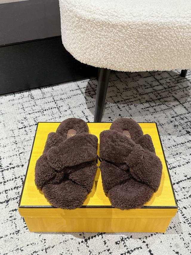 Fendi 芬迪 25 新品 毛拖 走秀主推系列，新品上线，芬具桌脚设计灵感改创于今年秀场的主推系列鞋履 当季新品拖鞋，众所周知，鞋子永远设计为高级感满满的，高